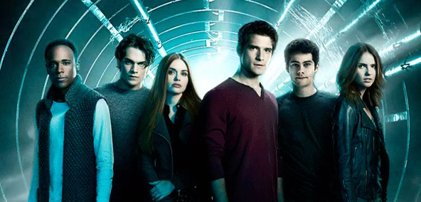 The season 6 cast of Teen Wolf consisted of (left to right) Kyllian Rhambo (Mason Hewitt), Dylan Sprayberry (Liam Dunbar), Holland Rosen (Lydia Martin), Tyler Posey (Scott McCall), Dylan O’Brien (Stiles Stilinski), And Shelley Hennig (Malia Hale).