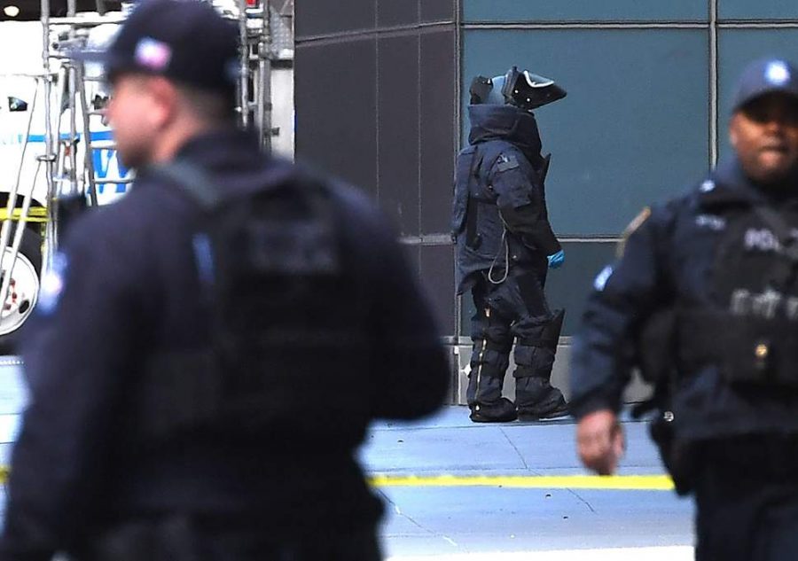 Police officers and bomb teams controlling the bomb threat in the CNN bureau in New York.